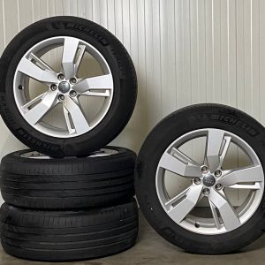 Originele Audi velgen met zomerbanden – Nieuwstaat
