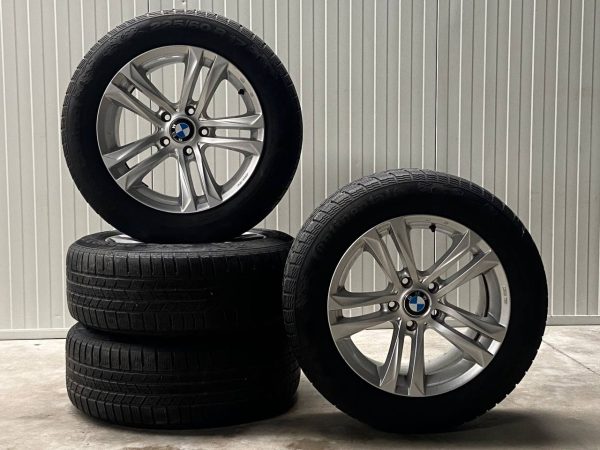 Een set prachtige BMW velgen met winterbanden.